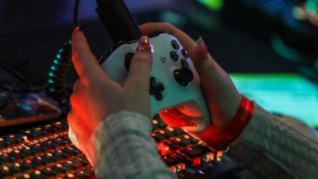 Gaming Frau Szene Deutschland Kontroller Spiele